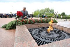 Возложение цветовВ День памяти и скорби Глава Чувашии возложил цветы к Вечному огню 22 июня — День памяти и скорби 