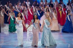 Титул «Мисс мира — 2017» завоевала Мануши Чхиллар. Первой вице-мисс мира стала мексиканка Андреа Мезе (слева), второй вице-мисс — британка Стефани Хилл (справа)«Мисс мир-2017»: победительницей стала представительница Индии, а россиянка вошла в десятку