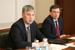 Александр Доманин (слева)Министр промышленности и энергетики ушел по собственному желанию