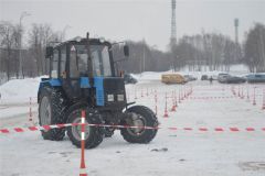 В Чебоксарах состоялись соревнования механизаторов по фигурному вождению трактора Зимние сельские спортивные игры 