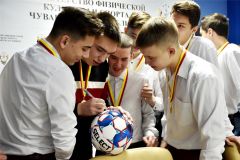 Министр спорта встретился с юниорской командой республиканской школы футбола