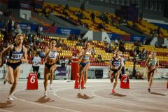 Александра Гуляева (в центре), представляющая Ивановскую область и Москву, прибежала первой на дистанции 800 метров. Золотую медаль на главных национальных стартах она выигрывает седьмой год подряд.За самыми яркими эмоциями —  на стадион. Спортсмены о себе и чемпионате Чемпионат России по легкой атлетике-2022 