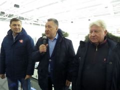 Фото автораЛегенды отечественного хоккея Владимир Мышкин и Ирек Гимаев встретились с юными воспитанниками новочебоксарского "Сокола"