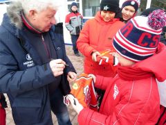 Легенды отечественного хоккея Владимир Мышкин и Ирек Гимаев встретились с юными воспитанниками новочебоксарского "Сокола"