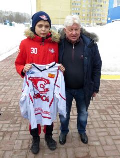 Легенды отечественного хоккея Владимир Мышкин и Ирек Гимаев встретились с юными воспитанниками новочебоксарского "Сокола"