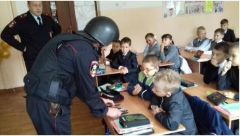 фото с сайта 21.мвд.рфСотрудники МВД Новочебоксарска рассказали школьникам о тревожной кнопке вневедомственная охрана Безопасность 