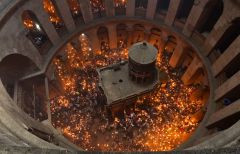 © Архив EPA/JIM HOLLANDERВ храме Воскресения Христова в Иерусалиме сошел Благодатный огонь Пасха 
