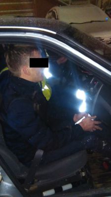  В Новочебоксарске нетрезвый водитель закрылся в машине, чтобы избежать наказания ГИБДД пьяный водитель нетрезвый водитель 