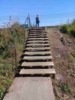 img_1305.jpgДеревянную лестницу в Гремячево отремонтировали к 1 сентября