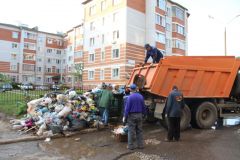 img_9831.jpgС новочебоксарских дворов вывезли еще 15,5 тонны мусора