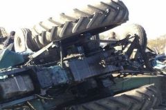 Тракторист без удостоверения погиб в ЧувашииВ Янтиковском районе в овраг упал трактор - водитель погиб ДТП 