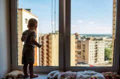 Подоконник — не место для игр малыша. Фото с сайта dela.ruОтвернулся на секунду —  ребенок уже за окном выпал из окна Берегите детей 