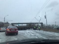 Возле "Химпрома" МАЗ с прицепом снес столб ДТП 