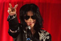 jackson4.jpgМертвый Майкл Джексон заработал за год больше, чем живые звезды джексон музыка 