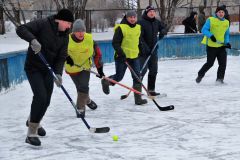 В Новочебоксарске совет отцов организовал хоккей в валенках