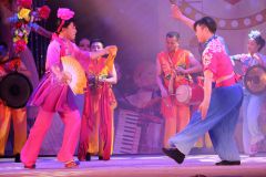Китайские артисты на сцене поют, танцуют и даже шутят.  Фото автораПочувствуй энергию Китая
