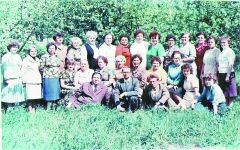 Директор Маргарита Бортникова (стоит 6-я слева) руководила школой с 1969 по 1983 год. Фото из архива Г.КувшиновойПервая, любимая Юбилей школы 