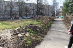 Сквер по Комсомольской, 3б возле жэка благоустроили, только старый асфальт не вывезли.Наконец-то, или Куда смотрит администрация