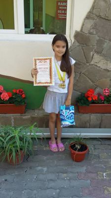 Инесса Андреева с дипломом и медалями первенства Европы.  Фото из архива семьиПятерка по шашкам Конкурс “Мой Олимп” 