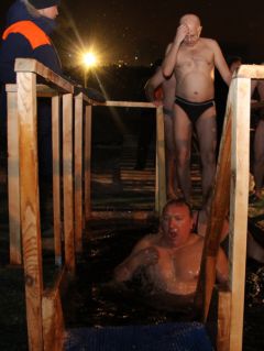 krieshchieniie7.jpgКрещение в Новочебоксарске отметили купанием в Волге и святом источнике крещенские купания Крещение 