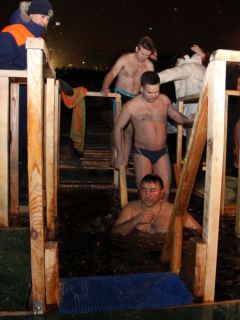 krieshchieniie8.jpgКрещение в Новочебоксарске отметили купанием в Волге и святом источнике крещенские купания Крещение 