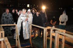 krieshchieniie_3.jpgКрещение в Новочебоксарске отметили купанием в Волге и святом источнике крещенские купания Крещение 