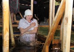 krieshchieniie_9.jpgКрещение в Новочебоксарске отметили купанием в Волге и святом источнике крещенские купания Крещение 