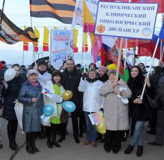 Акция в столице Чувашии в честь воссоединения Крыма с Россией собрала свыше 10 тысяч человек 