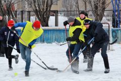 Суровый бой на льду ведут отцы. Фото со страницы “ВКонтакте” совета отцов школы № 17Зимние забавы