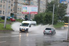marshrutki_zalivali.jpgЧебоксары на время затопило