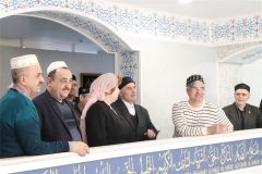 Как меняется мечеть, гостям рассказал Минкадир Резяпов (в центре). Мечеть почти построена мечеть 
