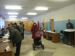 mnogholiudno.JPGНа избирательном участке в школе №20 - хорошая явка выборы-2012 