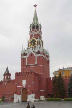 Перед венчанием на царство проходили через Спасские ворота 2012 - год российской истории 