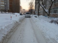 Проезд у дома № 57 по ул. Винокурова.Герои снежных дней уборка снега 