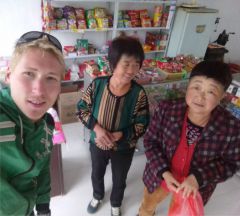 Эти женщины нагрузили мне немного продуктов в дорогу, пока первый раз такое у меня в Китае. Нужно только улыбаться . Фото автораГлавное, дорога идет у меня Дневник Чувашского путешественника 