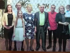Семья НиколаевыхСемейные пары из трудовых династий ПАО «Химпром» награждены медалями «За любовь и верность» 8 июля — День семьи 