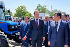  Руководителю Минпромторга РФ представили чувашский трактор СПИК 2.0 Иннопром 