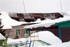 obrushilas_krysha.jpgВ центре обслуживания населения провалилась крыша крыша центр обслуживания населения снег 