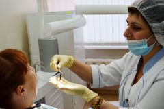Врач-стоматолог-терапевт Марине Геворгян проводит лечение с помощью пиявок. Фото Новочебоксарской городской стоматологической поликлиникиДоверьтесь профессионалам