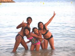 Испанские девочки на пляже. Фото автораСбор улыбок в Испании Колесо путешествий Испания 