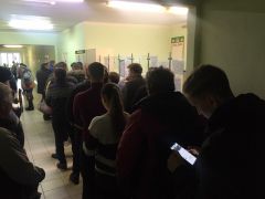Очередь в кассу городской больницы в 8 часов утра Новочебоксарцы встали в очередь на медосмотр для получения водительских прав
