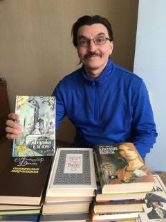 Владимир Александров и его коллекция книг о приключенияхНовочебоксарцы активно участвуют в акции "Дарите книги с любовью"