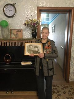Главный редактор газеты "Грани" Наталия Колыванова поздравила ветерана с Днем Победы
