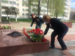 В Новочебоксарске возложили цветы к Вечному огню