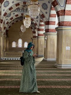 В мечети женщины молятся отдельно от мужчин, на втором этаже.Удивительный и неповторимый Грозный