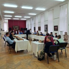 В Новочебоксарске проходит сеанс одновременной игры с гроссмейстером Александром Мотылевым шахматы 