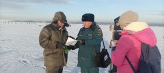 Спасатели в ходе рейда по Волге напомнили рыбакам об опасности выхода на лёд