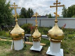 На крышу храма святой Ксении Петербургской в Новочебоксарске установили три креста с куполами