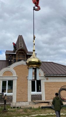 На крышу храма святой Ксении Петербургской в Новочебоксарске установили три креста с куполами