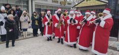 Оркестр Дедов Морозов поздравил чебоксарцев с Новым годом